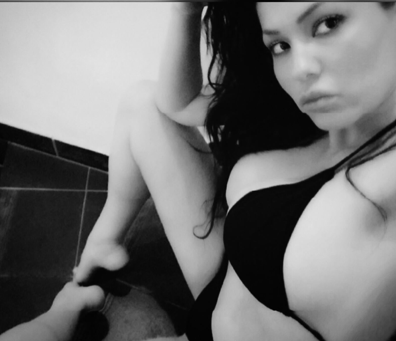Simona Sensual s-a fotografiat în costum de baie.