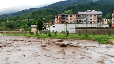 Inundații grave în Hunedoara. 400 de gospodării sunt afectate de ploile torențiale, iar 240 de oameni au fost evacuați din case