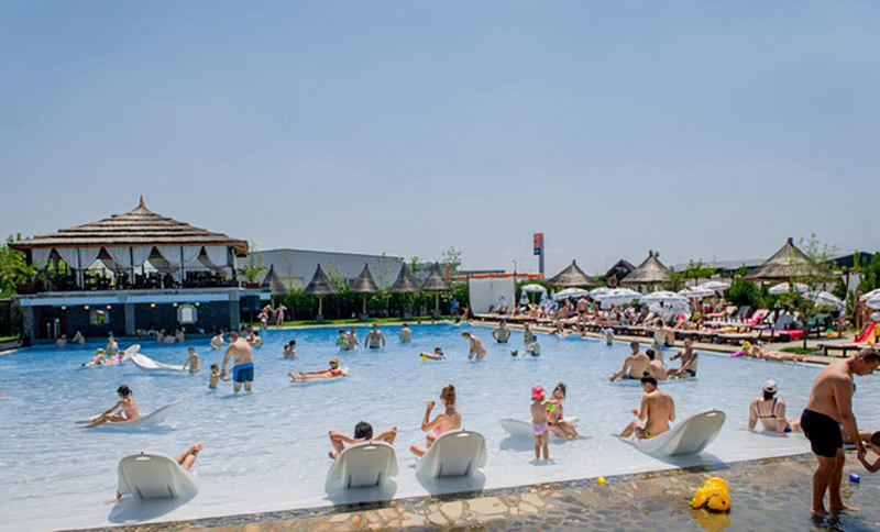 Piscina La Plage este extrem de luxoasă
