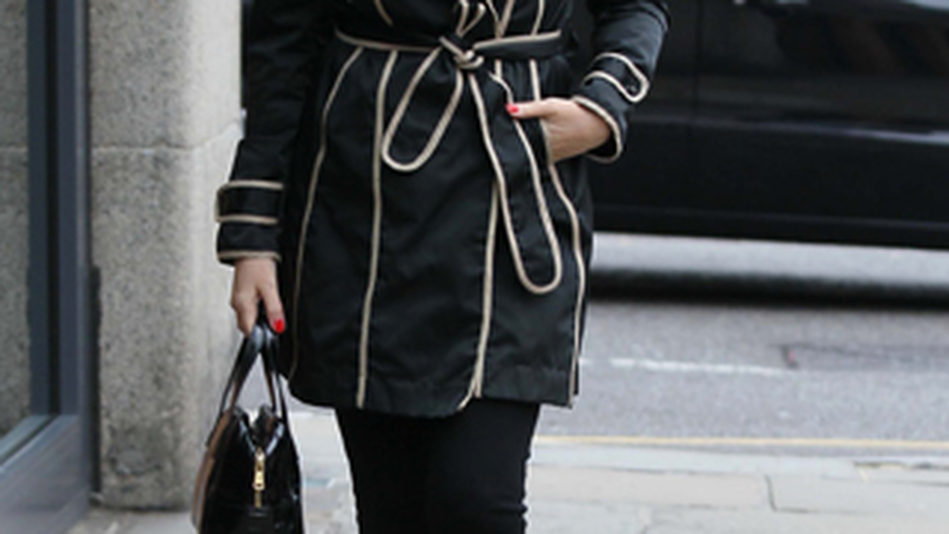 Kylie Minogue si Pippa Middleton poarta acelasi pardesiu