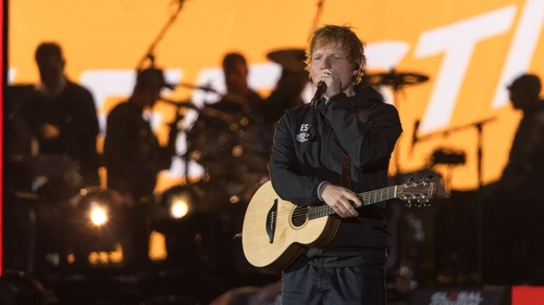 Ed Sheeran a fost oprit de poliția din India, după ce a început să cânte pe STRADĂ. Care este motivul