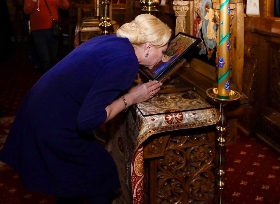 Viorica Dăncilă a negat că are operații estetice, dar adevărul este altul! A fost dată de gol: “Pentru a avea pielea impecabilă…”
