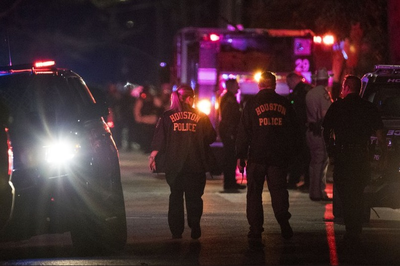Scene sângeroase în Houston! Cinci ofițeri de poliție au fost împușcați