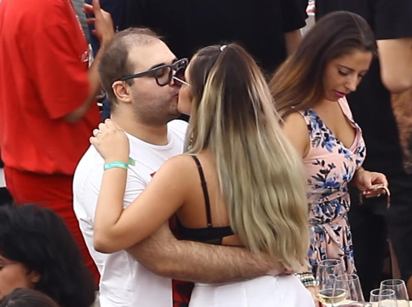 ”Șmecherașul” cu Porsche s-a sărutat cu ”Pufoșica” la NUBA Mamaia
