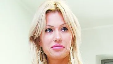 Blonda, asaltata de masculi care vor sa-i devina soferi Ei se dueleaza pentru Simona Sensual!