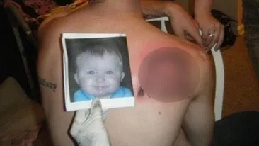 A vrut sa-si tatueze pe spate chipul copilului sau! Ce a iesit este pur si simplu ORIBIL!