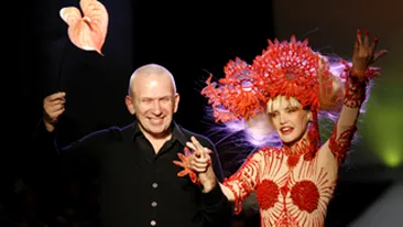 Gaultier uimeste Parisul! Transsexuali in rochie de mireasa!