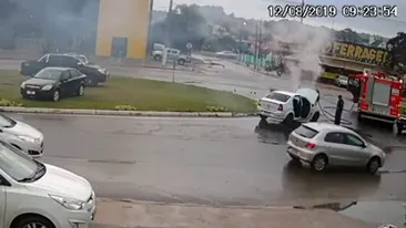 O Dacie Logan a luat foc lângă un camion de pompieri, în Brazilia