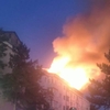 Incendiu de proporții în Suceava! Mansarda unui bloc a fost mistuită de flăcări