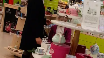 Primele imagini cu Moni si Irina, dupa cinci luni de absenta! Cum se comporta diva cu fiica ei cand crede ca nu e filmata