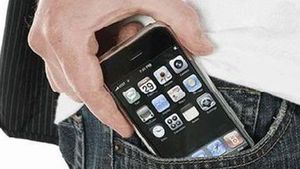 Nu mai e doar un mit: mii de oameni se expun unui PERICOL enorm! Risti sa faci CANCER daca tii TELEFONUL in buzunar sau…