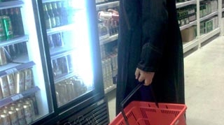 Imagine dumnezeiasca! Uite cum este la un pas sa cada in ispita un preot in fata vitrinei frigorifice cu bere - Doamne iarta-l ca nu stie ce face!