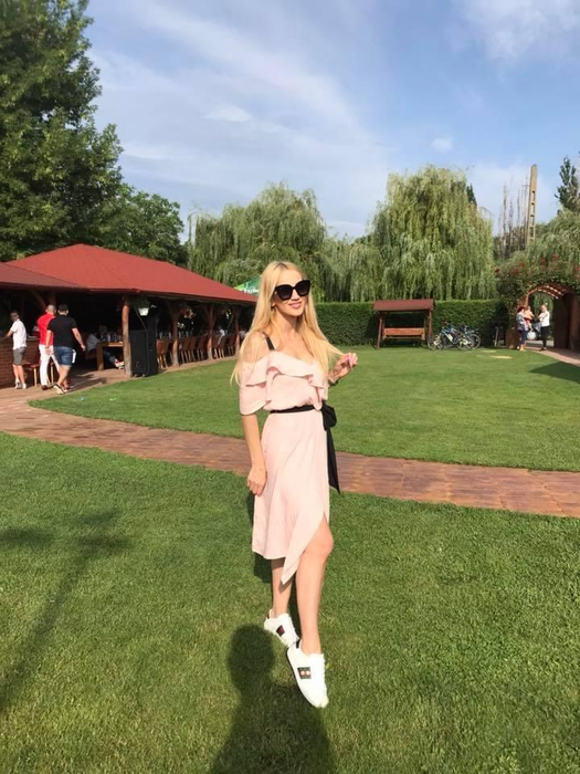 Dana Bud, o tânără sexy