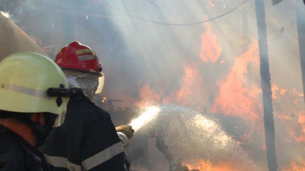 O mamă și bebelușul ei, evacuați cu autoscara pompierilor în urma unui incendiu, în Argeş