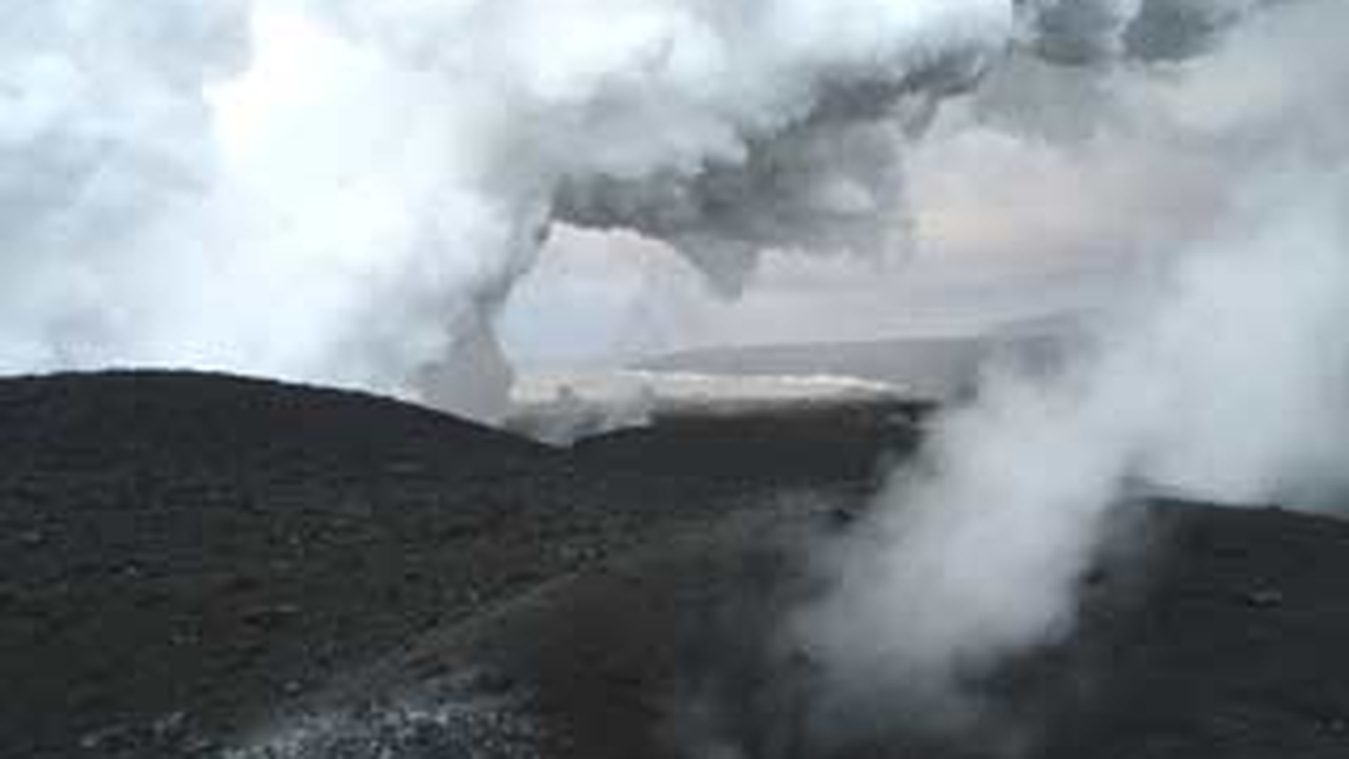 VIDEO Paradisul din Hawaii s-ar putea transforma in iad! VEZI AICI eruptia unui vulcan!