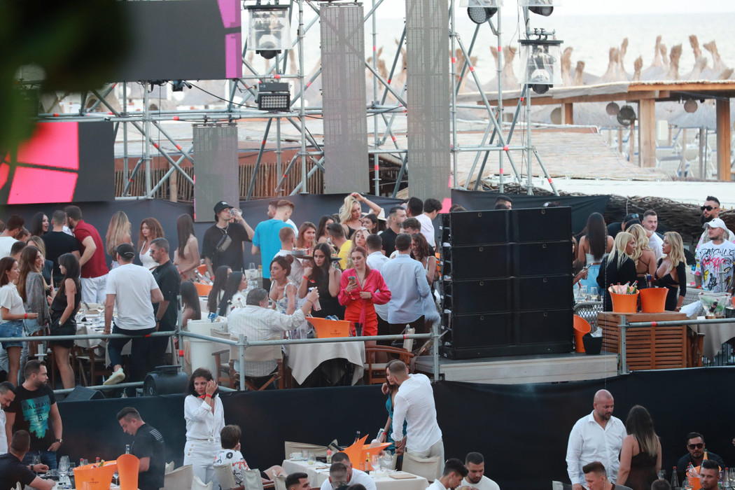 Cosmin, cunoscut drept ”Caz Stan”, a făcut show la Nuba Mamaia, alături de o brunetă, o șatenă și o blondă