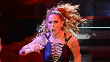 JENNIFER LOPEZ, poziţii provocatoare pe scenă! Cântăreaţa şi-a arătat zonele intime în timpul unui concert