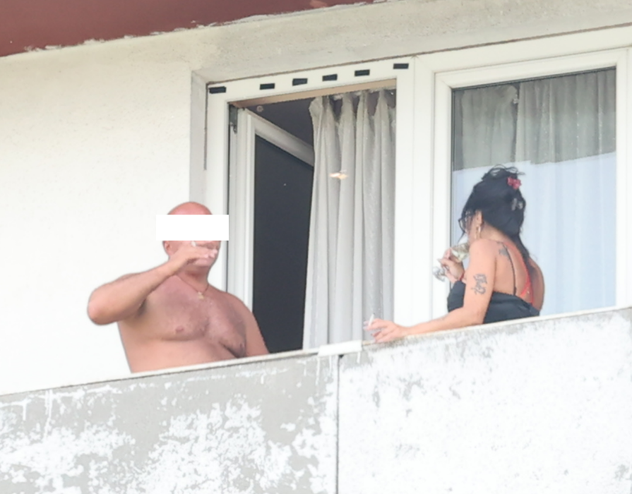 Milionarul și Ioana Popescu, scurtă discuție la o țigară și un păhărel după "acțiune" (Foto: CANCAN.RO)