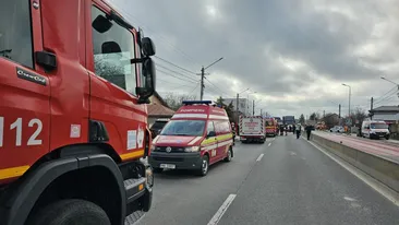 Dramă în Dâmbovița. S-a activat Planul Roșu de intervenție, după ce un microbuz școlar s-a ciocnit cu un tir