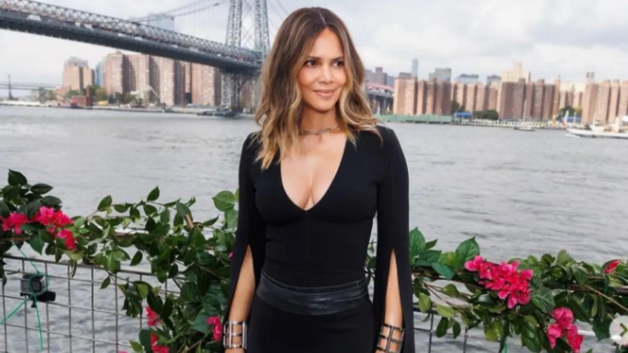 Halle Berry sfidează tot ce știam despre îmbătrânire! La 57 de ani pozează în lenjerie și arată demențial