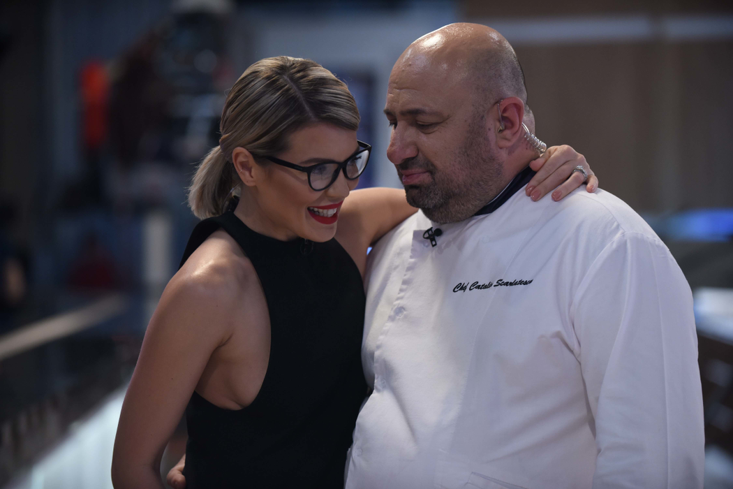 Gina şi Cătălin Scărlătescu îşi tot dau târcoale în timpul emisiunii "Chef la cuţite", iar blondina i-a prezentat condiţia ei pentru a deveni mireasa lui.