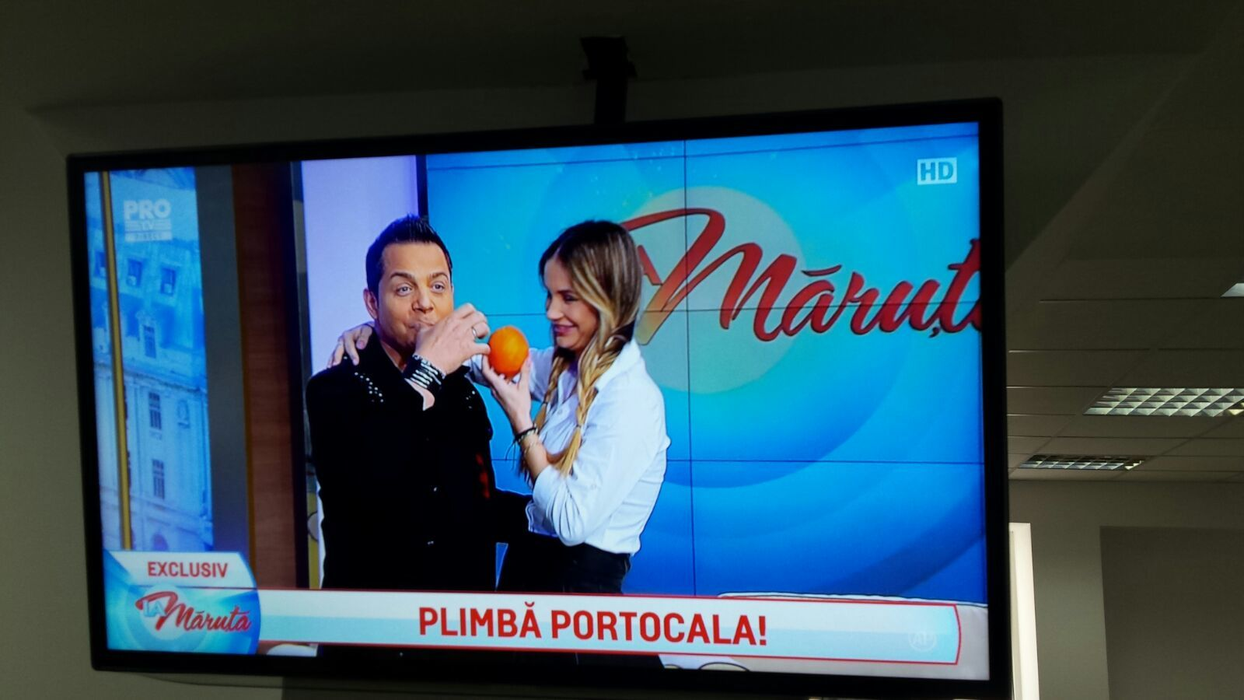 Apropieri intime între JEAN de la CRAIOVA şi soţia tinerică a unui mare artist! Între buzele lor a stat doar o…