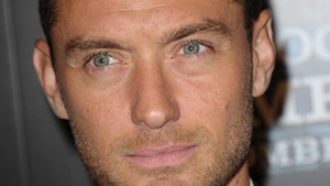 Jude Law a chelit dramatic in numai cateva luni. Vezi aici cum a ajuns sa arate!