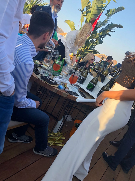 Turcii care au venit cu elicopterul la Nuba sunt ”forță” pe șampanii