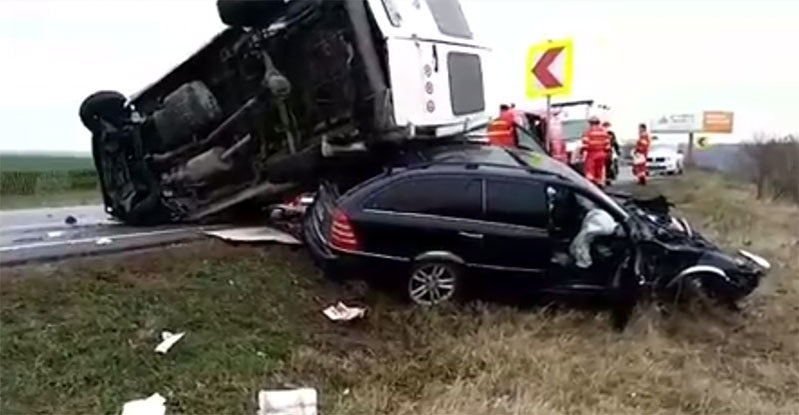 Accident teribil în judeţul Olt. Şoferul a murit pe loc