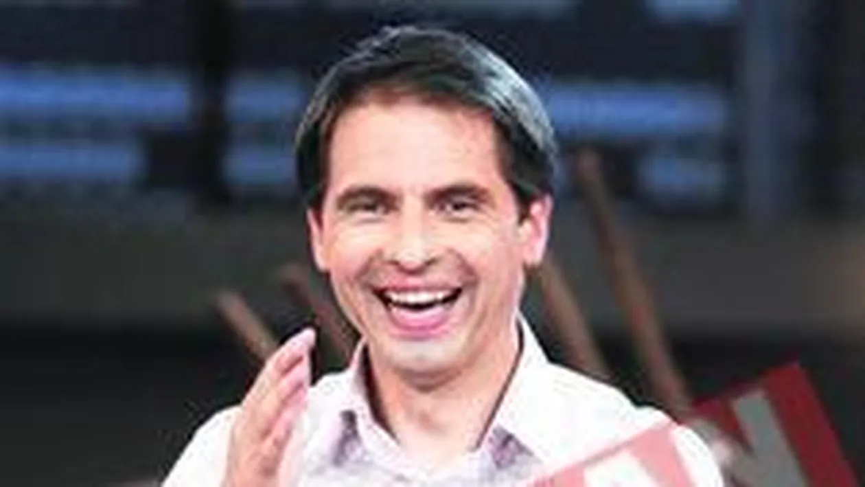 Dan Negru colectioneaza mingi de la promotii