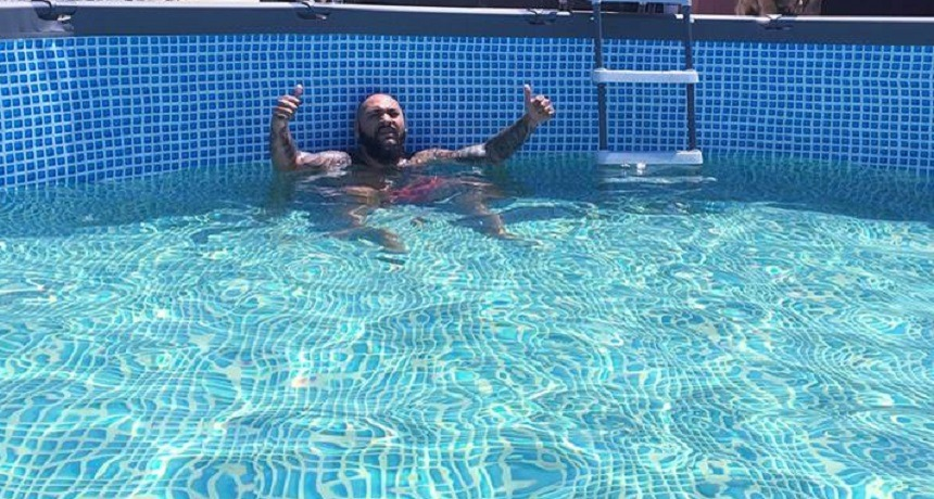 Dani Mocanu are o piscină din plastic