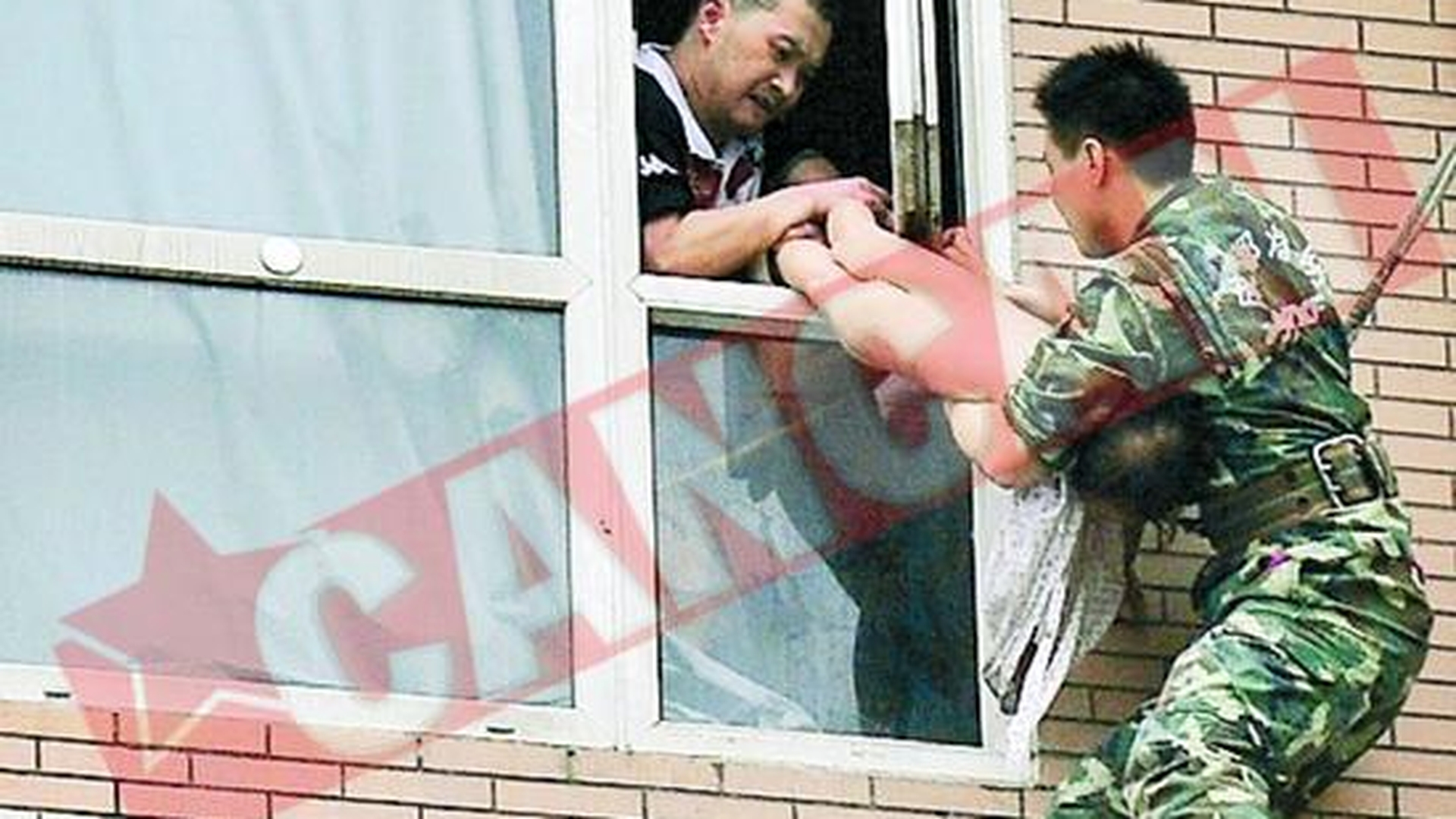 A vrut sa isi arunce copilul de la etaj