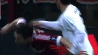 VIDEO Asta e fotbalistul mai pervers ca Perversu' de pe Targu Ocna! I-a spart fata lui Van Bommel cu o "bucata" care l-ar fi ucis si pe Bruce Willis!