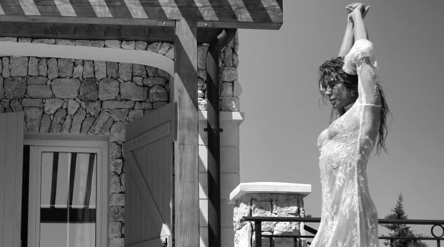 Anna Lesko, fotografiată complet goală în piscină! Doar o rochie transparentă îi acoperea corpul înainte să intre în apă