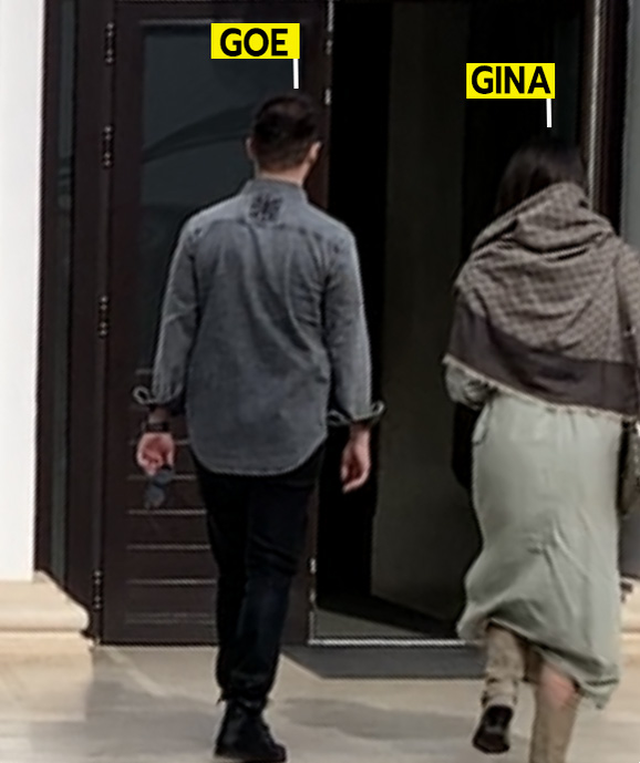Gina și Goe pătrund în Mănăstirea Ghighiu (Foto: CANCAN.RO)