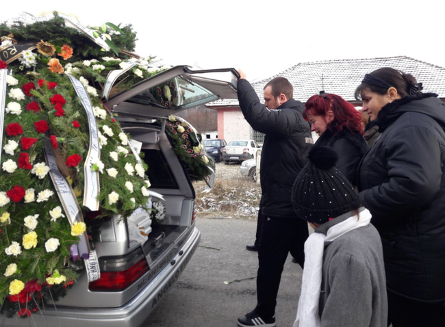 Imagini tulburătoare de la înmormântarea Cristinei Manea, tânăra care a aflat că are cancer în ziua în care a născut