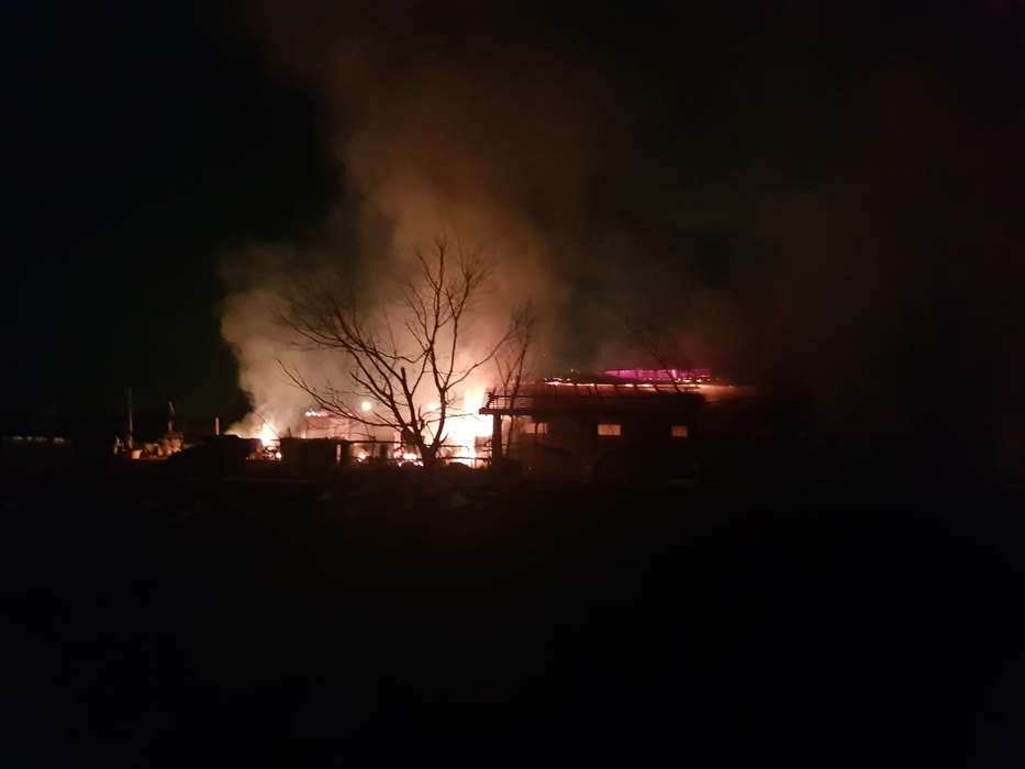 Incendiu devastator la o fermă din Giurgiu. Mama proprietarului a făcut stop cardio-respirator și a murit. Multe animale au ars de vii