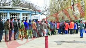 Coada pentru hrana la Ambasada Chinei