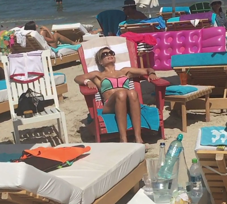 Cici se bronzează la doar câţiva metri de locul unde Brigitte primeşte un masaj