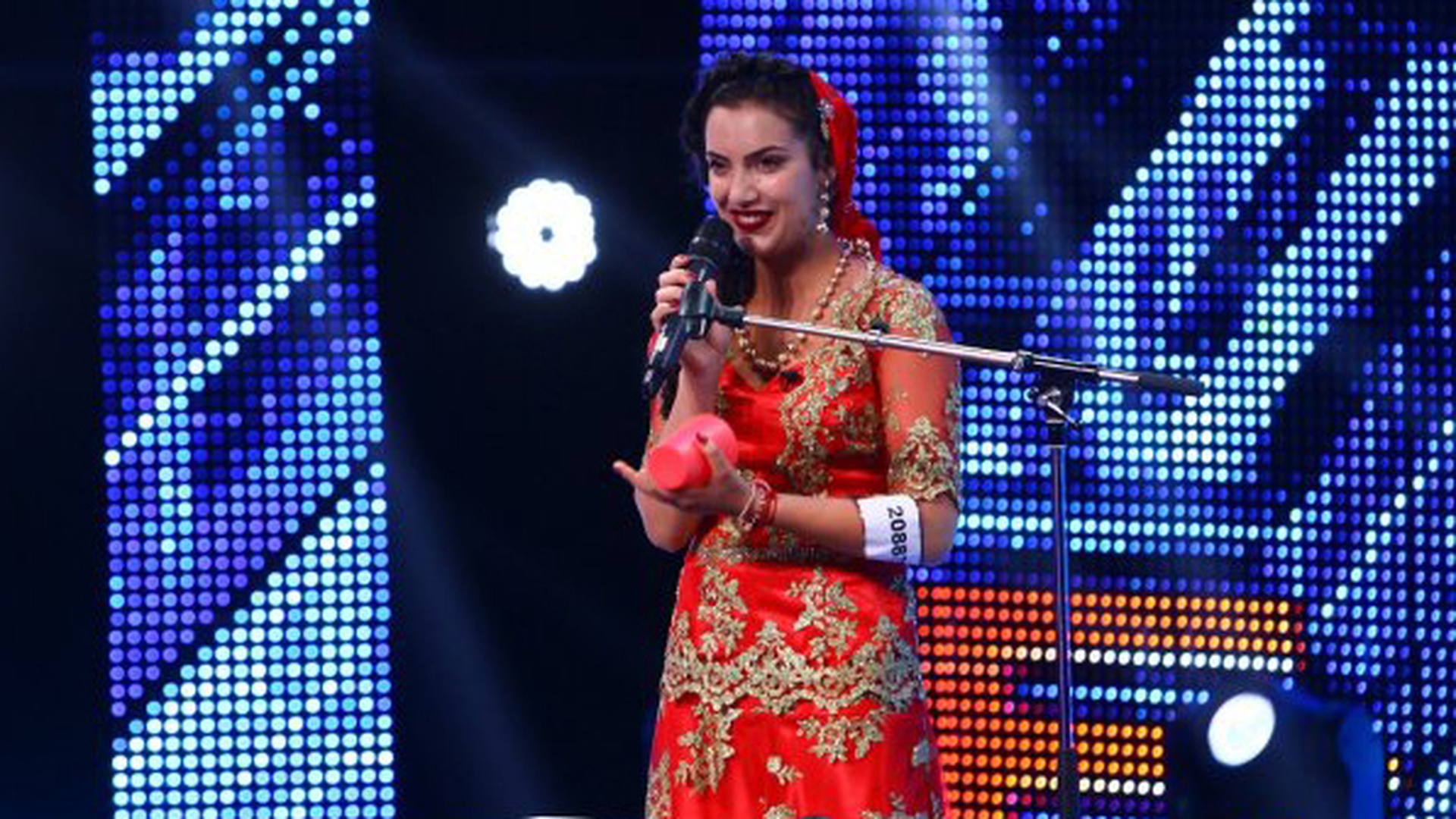 Fata din neam de căldărari care a cucerit juriul „X Factor“ avut parte de o nuntă ca în poveşti în urmă cu opt luni! Uite cum a arătat în rochie de mireasă