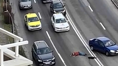 Un bărbat din Alba Iulia, în pericol să fie călcat de mașini, după ce a căzut. Nimeni nu a vrut să cheme poliția
