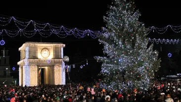 O șopârlă uriașă a apărut lângă un brad de Crăciun! S-a întâmplat în Chișinău