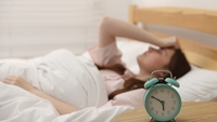 De ce weekendul îți poate da peste cap somnul pentru începutul săptămânii. Obiceiul care face diminețile de luni mai dificile