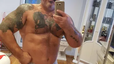 ATENŢIE! Imagini interzise minorilor. Temutul interlop s-a fotografiat gol puşcă în baie şi apoi... Ce şi-a tatuat în cel mai intim loc