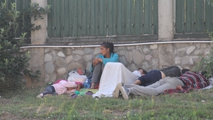 Pentru ei e doar o zi mai bună decât altele! O familie de cerşetori a dormit si a mâncat in fata vilei lui Nae Nicolae