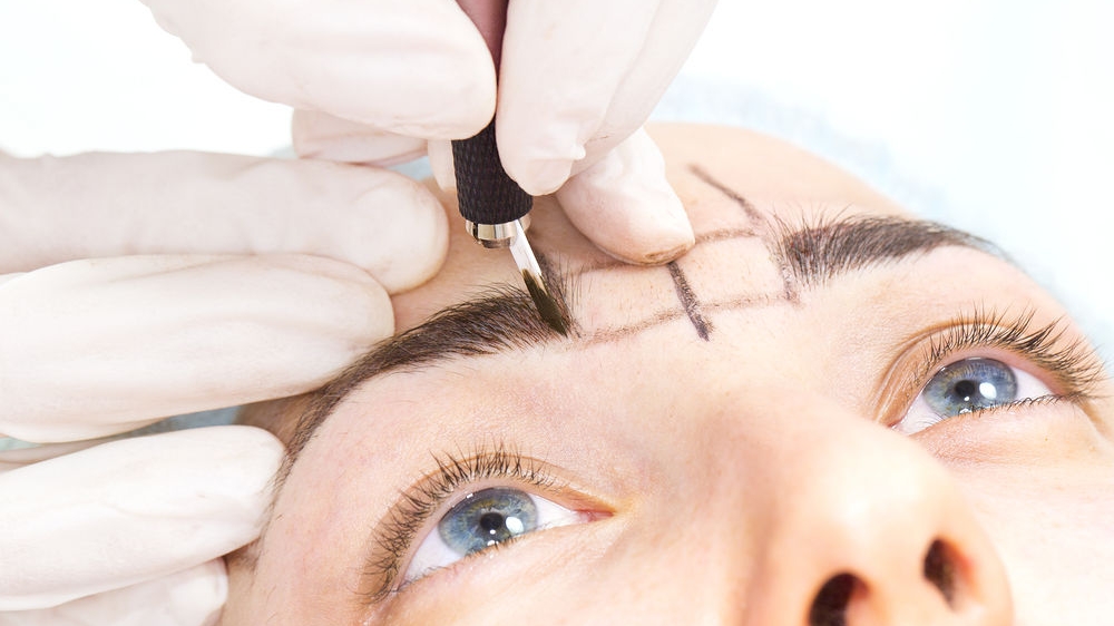 O tânără avertizează oamenii în legătură cu efectele secundare ale microblading-ului: ”Nu faceți o asemenea greșeală!”