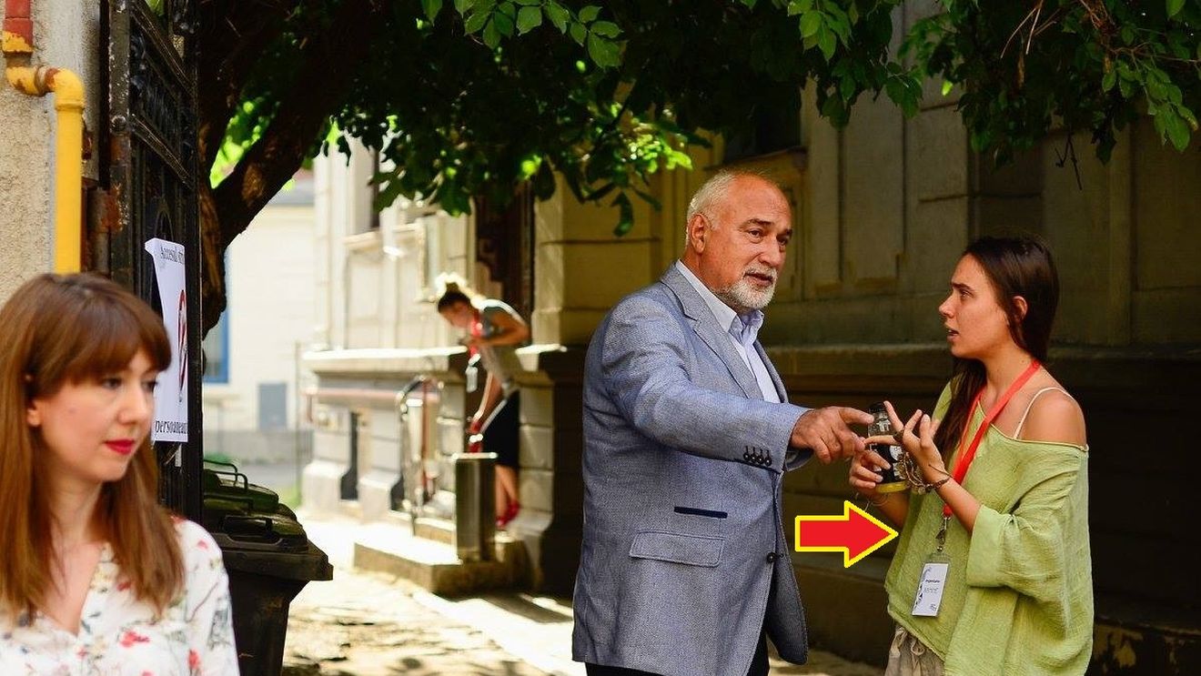 Fiica fostului ministru al economiei a debutat ca actriţă! Numele piesei în care Armine Vosganian a fost distribuită te face să ai fiori reci pe şira spinării. Este tratată o problemă gravă din zilele noastre