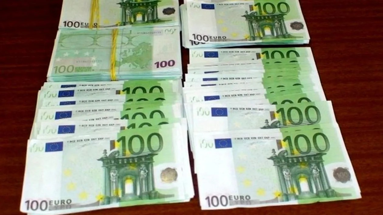Un bărbat din Odorheiu Secuiesc a fost arestat pentru că a încercat să introducă în circulație bancnote contrafăcute în euro și dolari