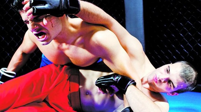 Luptatori K1 desfigurati intr-un club de striptease
