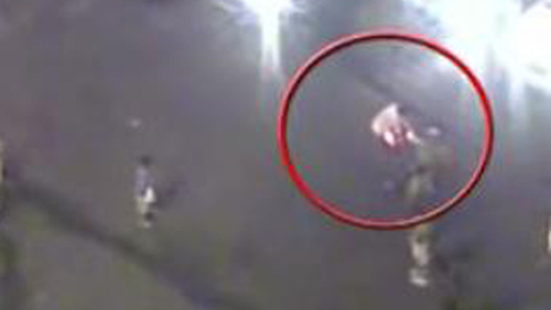 VIDEO Mai multi barbati s-au batut in mijlocul unei strazi din Bucuresti pentru o femeie